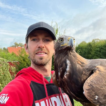 Mensch mit Steinadler (Michael Simon)